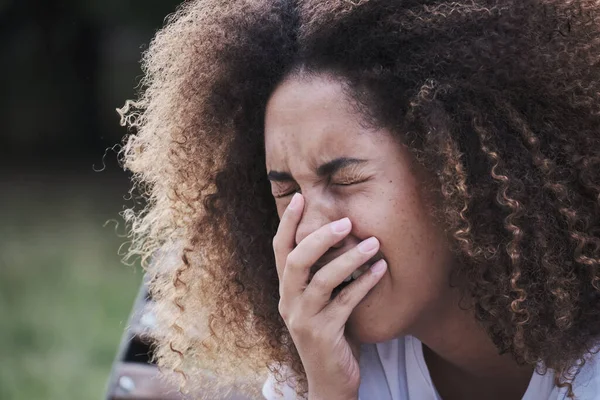 Close-up gezicht van huilen Afro-Amerikaanse vrouw lijden psychologisch probleem gevoel geestelijke pijn — Stockfoto