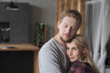 Genç karı koca, kucaklaşan Avrupalı çift aşkın tek yönlü bir gelecek planladığını hissediyorlar.