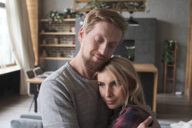 Yakından sevecen bir adam Sarışın bir kadına sarılır Şefkat duymayı ve romantik ilişkiyi önemsemeyi çok sever