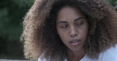 Ağlayan Afrikalı Amerikalı kadının yüzünü kapatın. Psikolojik bir sorun yaşıyor. Zihinsel acı çekiyor.