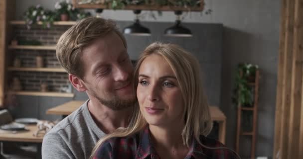 Épris mari et femme embrassant prendre soin de soutien avec le meilleur sentiment d'amour à l'appartement de luxe — Video