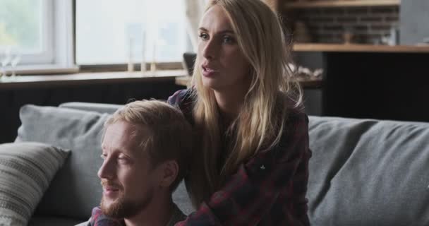 Close up casamento casal abraço falando desfrutando romântico namoro relaxante no sofá no apartamento — Vídeo de Stock