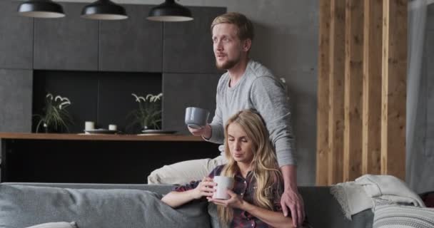 Elegantní pár těší spolu dopoledne nebo přestávka objímání navzájem pití kávy čaj — Stock video