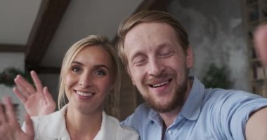 Aile içi video konferans videosundan zevk alan karı koca selfie çekiyor.