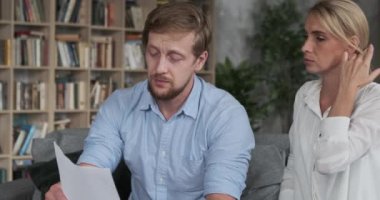 Elinde kağıt tutan üzgün bir adam, ödenmemiş borçlar mahkemesi iflasın mali krizini bildirdi