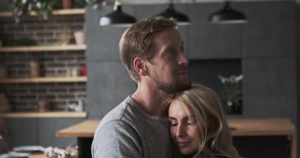 Close-up zorgzame man knuffelen blonde vrouw beste liefde gevoel tederheid en zorg romantische relatie — Stockvideo