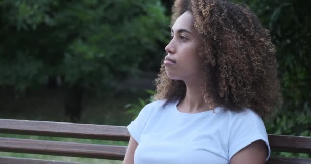 Nahaufnahme Gesicht nachdenklich dunkle Haut Afrikanerin denkt Problem Scheidung leiden Beziehungsstress — Stockvideo