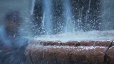 Kapalı doğal su damlaları ya da beton kaldırıma dökülen çeşme. Düşen akıntı