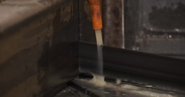 Endüstriyel banttaki otomatik testere makinesi ham metal parçasını otomatik olarak keser.