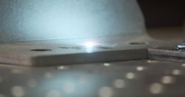 Yüksek hassasiyetli lazer oymalı CNC kesici metal levha. Alevli makine üretimi