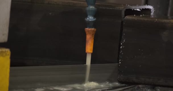 工业带锯钢棒自动进料自动锯切机床原金属件 — 图库视频影像