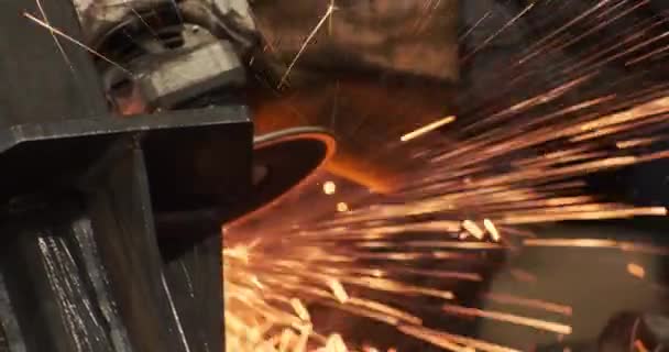 Mãos masculinas profissionais em luvas de proteção mestre de costuras de soldagem trabalhando no moedor de ângulo — Vídeo de Stock