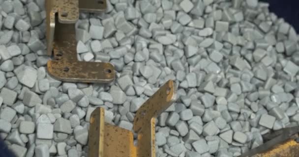 Caída industrial. Piedras abrasivas para molienda por vibración material de maquinaria de producción de metal — Vídeos de Stock