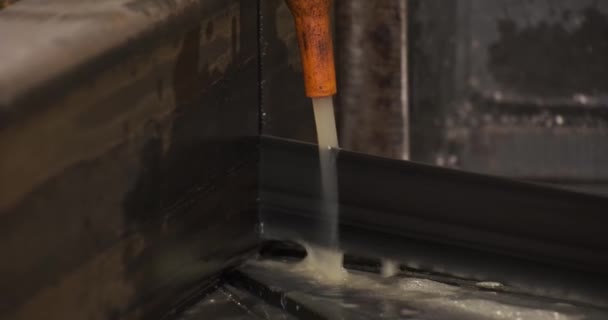 Automatické řezací stroje nástroj surové kovové části na průmyslové pásové pily ocelové tyče automatické posuv — Stock video