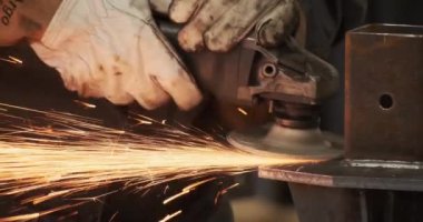 Yakından bir zanaatkar el işçiliği. Fabrika kumaşında çalışan üçkâğıt öğütücüyle dikişler.