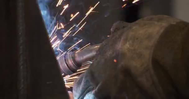 高温焊接机用闭锁工匠男性手防护手套 — 图库视频影像