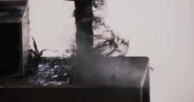 CNC atölyesinde sondaj ve değirmen. Profesyonel nitelikli metal fabrikası mühendislik süreci