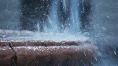 Kapalı doğal su damlaları ya da beton kaldırıma dökülen çeşme. Düşen akıntı