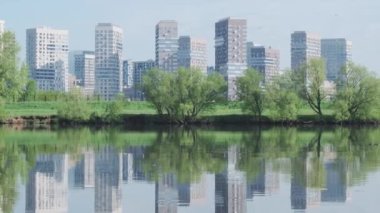 Yaz güneşli bir günde, doğal park ortamı olan modern şehir manzarası. Çevre dostu komşu sokak