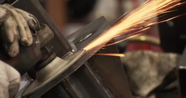 角磨床焊缝防护手套的专业男性手 — 图库视频影像
