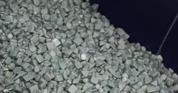 Endüstriyel düşüş. Titreşim için aşındırıcı taşlar metal üretim makinelerini öğütüyor. — Stok video