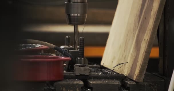 车间的数控加工加工.专业的熟练金属加工工厂工程流程 — 图库视频影像
