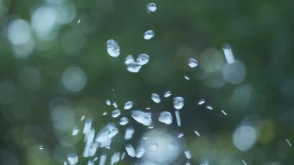 Closeup natural water splashing of rain or outdoor fountain on concrete curb. Falling drop stream — Vídeo de Stock
