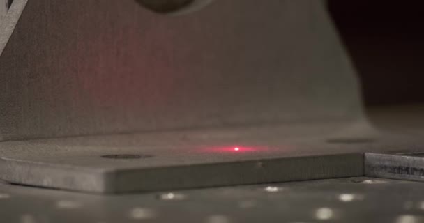 Láser grabado de alta precisión CNC corte hoja de metal. Producción de maquinaria con llama de fuego térmico — Vídeo de stock