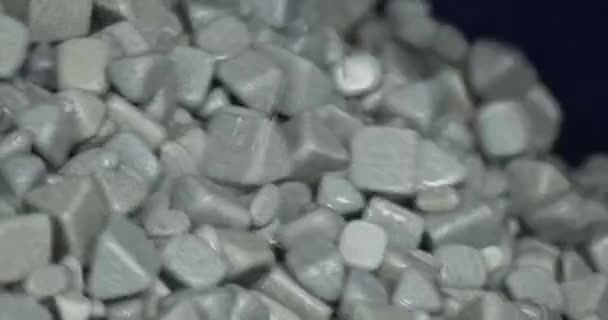 Caída industrial. Piedras abrasivas para molienda por vibración material de maquinaria de producción de metal — Vídeo de stock