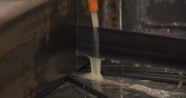 Máquina de aserrado automática herramienta de corte parte de metal crudo en la barra de acero de la sierra de banda industrial alimentación automática — Vídeo de stock