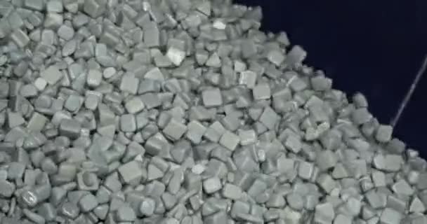 Caída industrial. Piedras abrasivas para molienda por vibración material de maquinaria de producción de metal — Vídeos de Stock