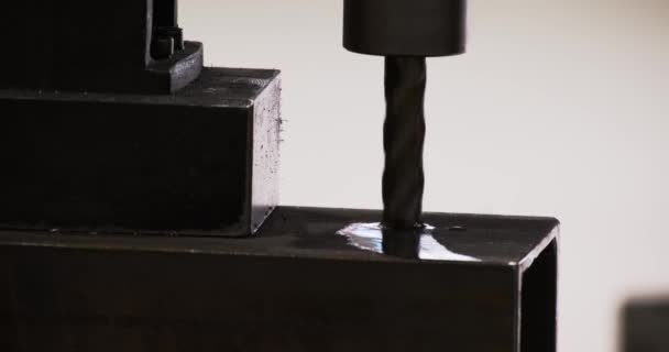 Forage et fraisage CNC en atelier. Processus d'ingénierie d'usine de travail des métaux qualifiés professionnels — Video