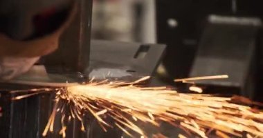 Yakından bir zanaatkar el işçiliği. Fabrika kumaşında çalışan üçkâğıt öğütücüyle dikişler.