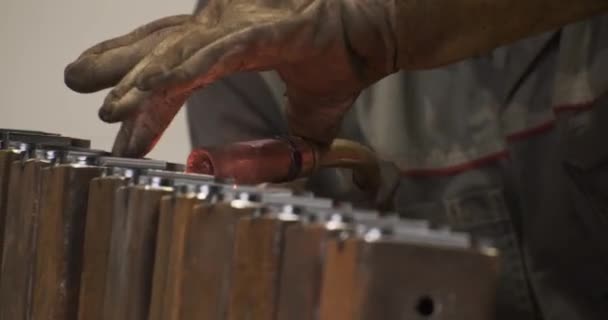 Closeup ambachtsman mannelijke handen beschermende handschoenen werken met lasmachine met hittetemperatuur — Stockvideo