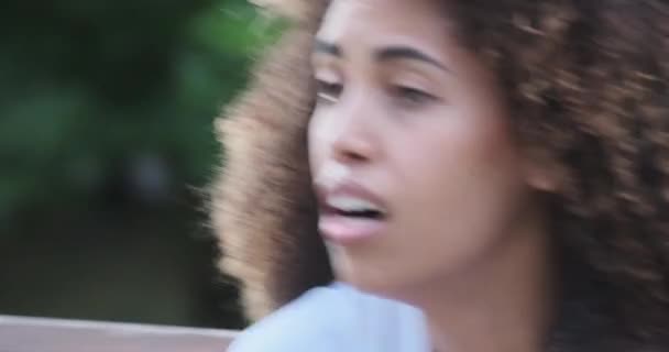 Detailní záběr nešťastné smutné africké dáma pláče o lásce pocit stresu a negativní emoce — Stock video