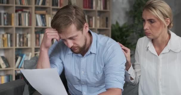 Cuidado de las mujeres apoyo marido recibió aviso de la corte gestión de deudas casa de pago de impuestos perdido — Vídeos de Stock