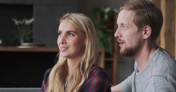Крупный план современная улыбающаяся европейская девушка и парень отдыхают вместе время для себя — стоковое видео