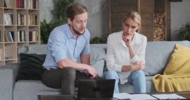 Düşünceli erkek ve kadın iş ortakları iflas faturalarını kontrol ediyor şirket evrakları.