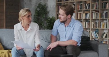 Aile çifti yüksek ödeme faturaları, ipotek borçları, kağıt belgeler konusunda tartışıyor.