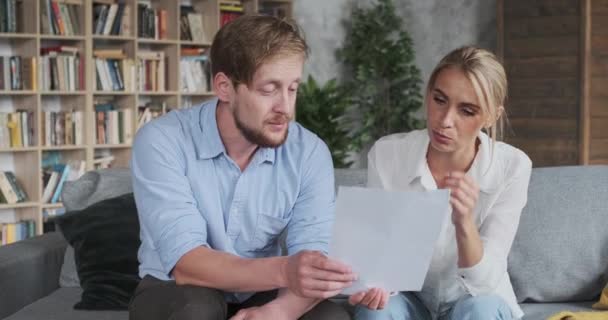 Marido e esposa discutindo análise médica verificando consulta de saúde com papelada médica em casa — Vídeo de Stock