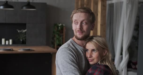 Mladý manžel a manželka evropský pár objímající pocit lásky hledá jeden směr plánování budoucnosti — Stock video