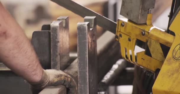 Automatické řezací stroje nástroj surové kovové části na průmyslové pásové pily ocelové tyče automatické posuv — Stock video