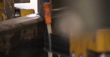 Endüstriyel banttaki otomatik testere makinesi ham metal parçasını otomatik olarak keser.