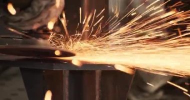 Profesyonel erkek eller koruyucu eldivenler giyer kaynak işlerinde ustadır.