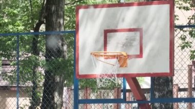 Basketbol potası açık hava oyun parkı Uçan beyaz kavak tüyleriyle çevrili Yaz mevsimsel alerji