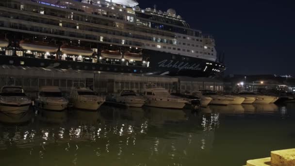 白いモーターボートが大型客船に対して港でドリフト — ストック動画
