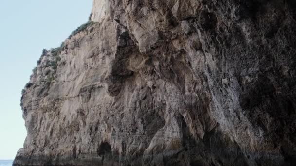 Gran acantilado rocoso gris de costa de extraña forma en el mar — Vídeos de Stock