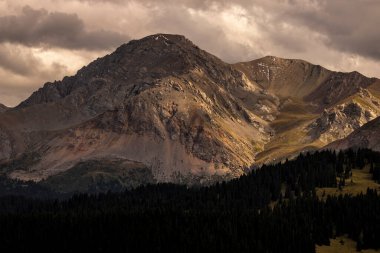 Gün batımında yalnız dağ