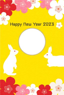 Tavşan 2023 Tavşan ve erik yılı için yeni yıl kartları, fotoğraf çerçeveli - Çevirisi: Mutlu yıllar, bu yıl tekrar teşekkürler.