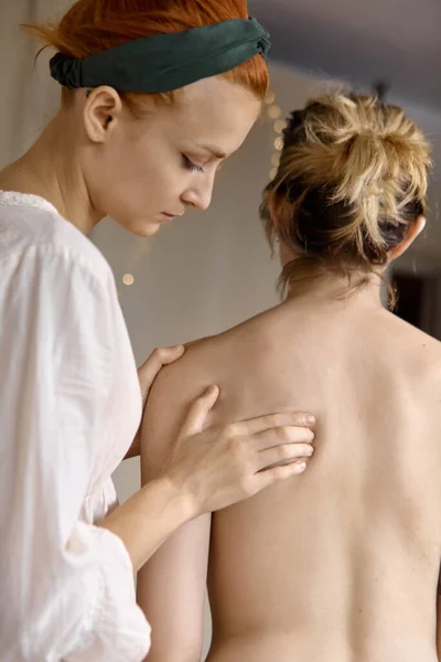 Kiropraktor Hjälper Kvinnliga Patienter Med Skolios Smärta Ländryggen Eller Andra — Stockfoto